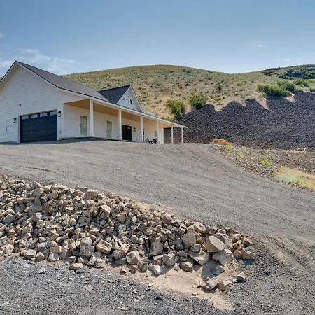 Lake Roosevelt Getaway With Lake And Mountain Views!